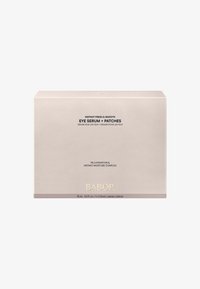 Boîte de sérum pour les yeux et de patches Babor, rose doux avec une texture mate, comportant un texte noir et or, indiquant un complexe de rajeunissement et d'hydratation.