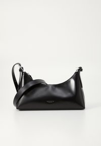 Borsa a tracolla nera in pelle con una texture liscia. Presenta una tracolla regolabile e un design elegante e minimalista con chiusura a zip.