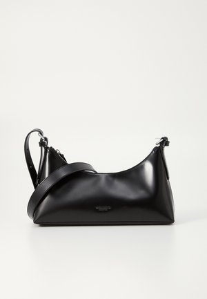 Sac à main en cuir noir avec une texture lisse. Dispose d'une bandoulière adjustable et d'un design élégant et minimaliste avec une fermeture éclair.