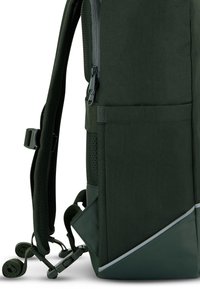 Zöld szövet hátizsák párnázott, állítható pántokkal, cipzáras oldalzsebbel, sima textúrával és fényvisszaverő részletekkel az alján.