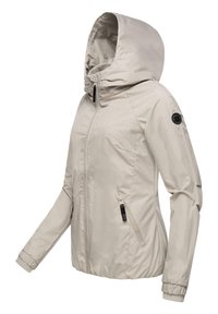 Lichtbeige jack van glad, waterproof materiaal. Voorzien van een capuchon, ritssluiting en twee zijzakken met zwarte ritsen.