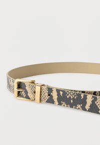 Opasok v hadom vzore v béžovej a čiernej farbe; hladká textúra so zlatou prackou a kovaniami; nastaviteľný s viacerými dierkami.