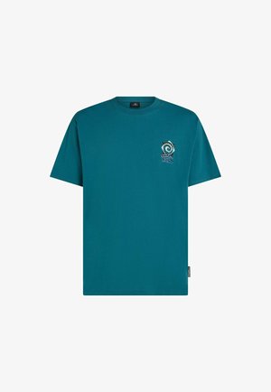 Türkisfarbenes Baumwoll-T-Shirt mit kurzen Ärmeln, rundem Ausschnitt und einem kleinen, bestickten Spiralmotiv auf der linken Brust. Verfügt über ein seitliches Etikett.