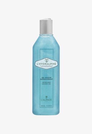 Transparente aqua-blaue Duschgel-Flasche mit einem silbernen Deckel, auf dem ein Etikett mit der Aufschrift "Erfrischendes Duschgel" und den Markeninformationen deutlich zu sehen ist.
