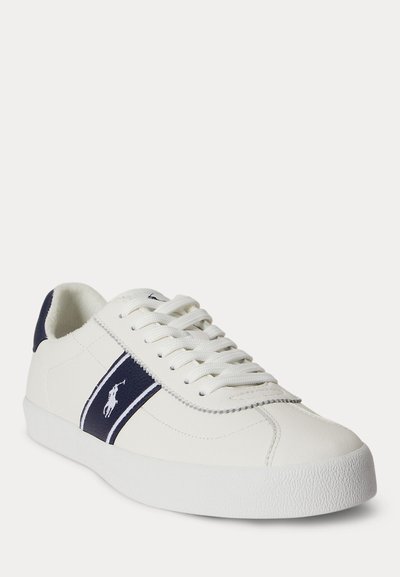 Λευκό αθλητικό παπούτσι χαμηλού ύψους με ναυτικό μπλε ρίγα και λογότυπο Polo Ralph Lauren, λευκά κορδόνια και υφασμένο καουτσούκ στη σόλα.