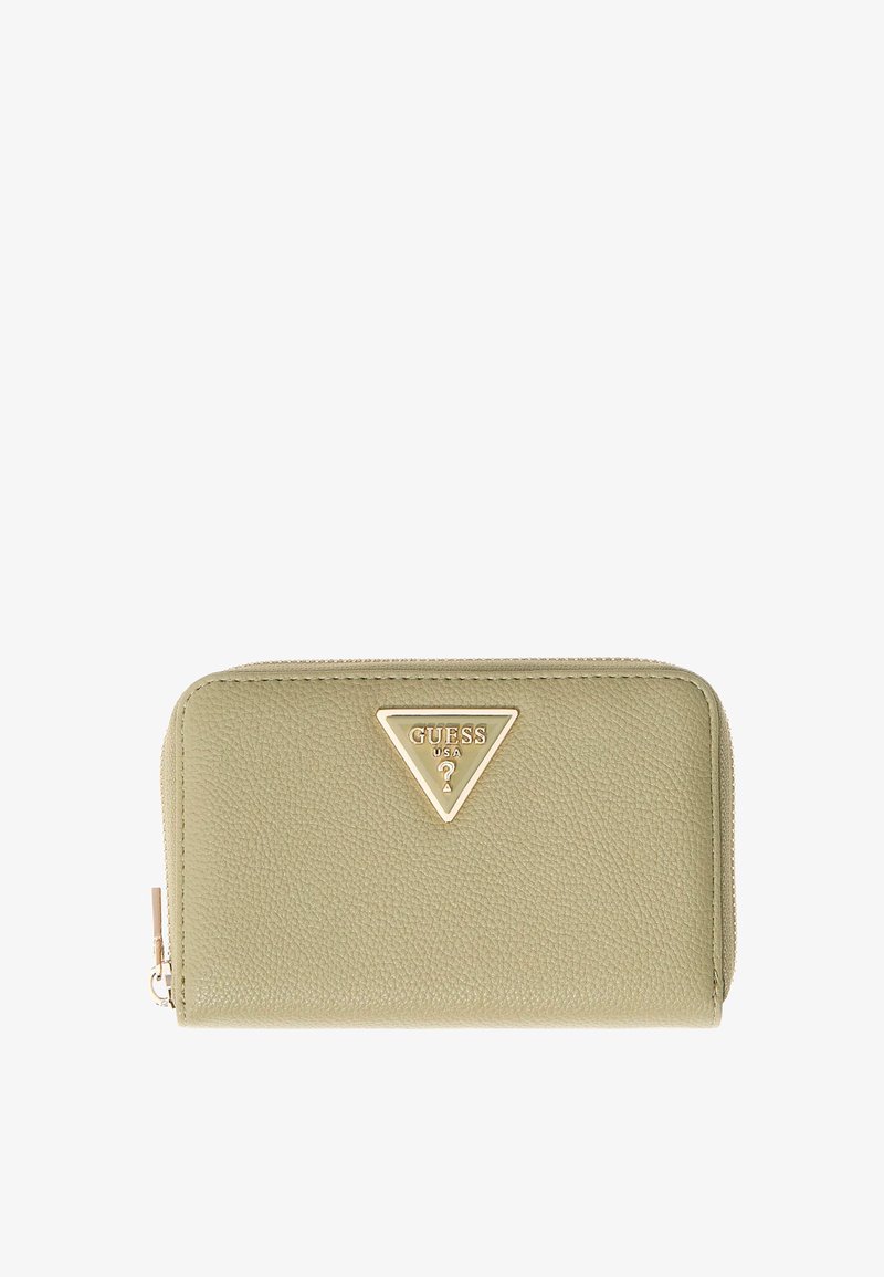 Portefeuille rectangulaire vert olive texturé avec fermeture éclair dorée et logo triangulaire doré Guess USA centré sur le devant.