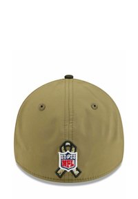 Khakifarbene Kappe mit runder Form, ausgestattet mit einem gestickten NFL-Logo und einer Bändchendetail auf der Rückseite. Weicher Stoff mit Belüftungsöffnungen.