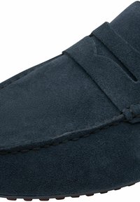 Mocassin en daim bleu foncé avec bride penny et détails de couture visibles le long de l'orteil et du côté.