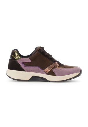 Bruine suede sneakers met paarse en metallic accenten, met gestructureerde oppervlakken, ronde neus, platte zool en vetersluiting.