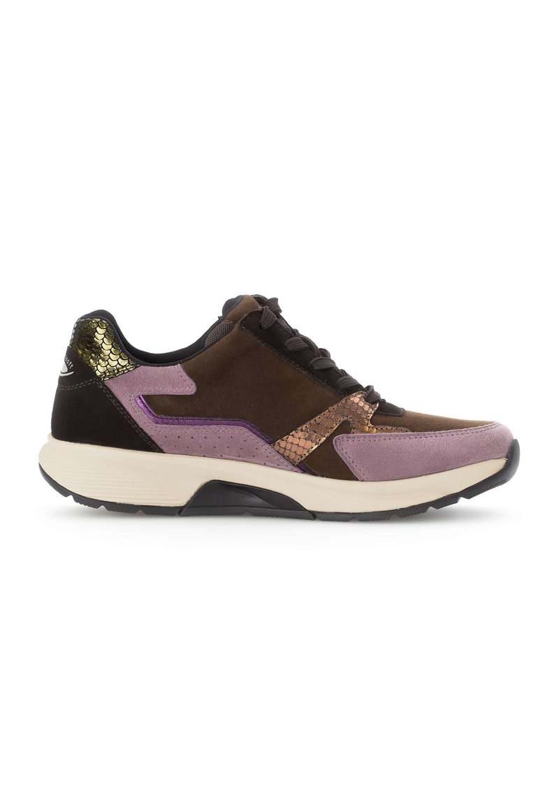 Bruine suede sneakers met paarse en metallic accenten, met gestructureerde oppervlakken, ronde neus, platte zool en vetersluiting.