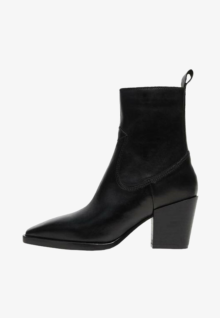 Bottine noire à bout pointu avec talon bloc et languette de tirage, finition cuir lisse, détails de coutures latérales.