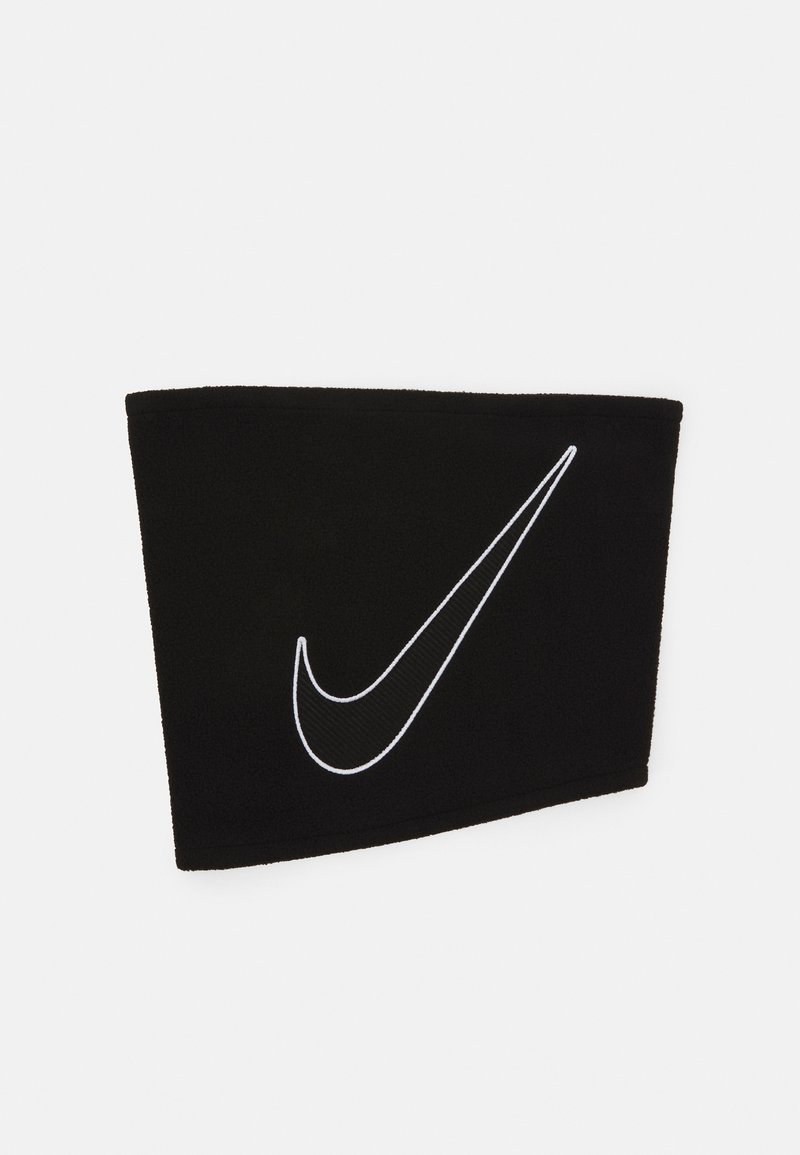 Sort fleece pandebånd med en glat tekstur, der har en fremtrædende hvid Nike Swoosh-logo på den ene side.