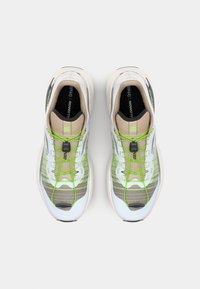 Salomon GENESIS - Løbesko trail - white/oxford tan/green gecko