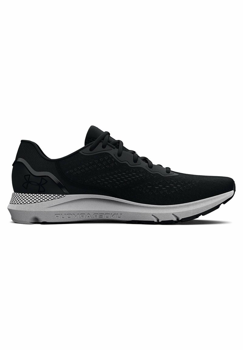Chaussure de sport noire avec une tige en maille, un design texturé et des accents gris sur la semelle intermédiaire. Présente un laçage traditionnel et un bout rond.