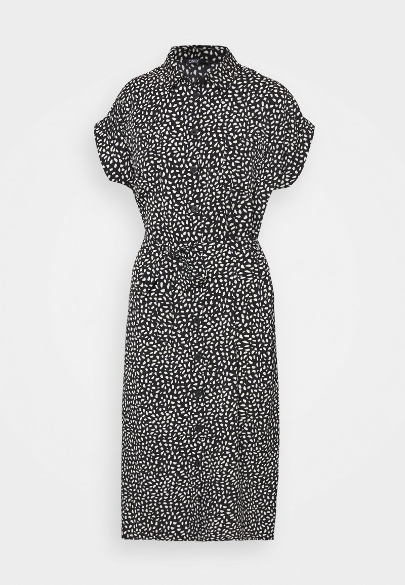 Robe chemise noire à manches courtes avec un motif de points blancs irréguliers et une ceinture nouée à la taille, boutonnée sur le devant et avec un col.