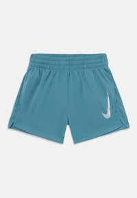 Shorts de sport bleu clair avec une taille élastique, des fentes sur les côtés et un logo Nike blanc sur la jambe gauche. Matière lisse et respirante.