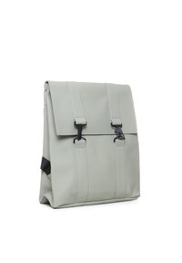 Szary plecak wykonany z gładkiego materiału syntetycznego, z dwoma czarnymi metalowymi klamrami, dwoma paskami i zapięciem na klapę. Minimalistyczny design.