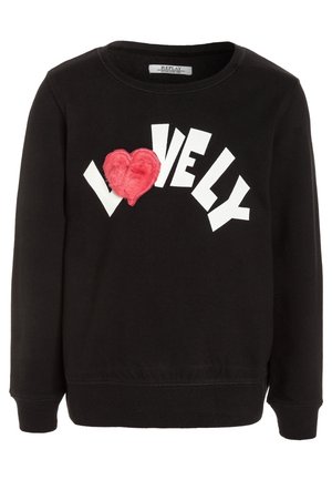 Czarna bluza z długim rękawem z białymi stylizowanymi literami tworzącymi napis "LOVELY" oraz czerwonym puszystym sercem zamiast litery "O" na przedzie.