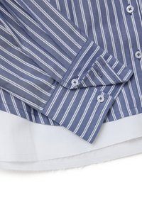 Camicia a righe blu e bianche in tessuto di cotone, con maniche lunghe, polsini con bottone e un orlo curvato con un sottostante bianco in contrasto.