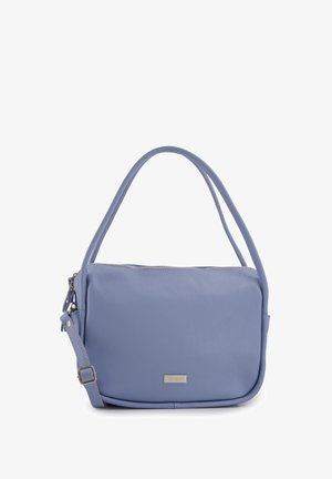 Sac à main en cuir lavande doux avec une seule bandoulière, fermeture zippée sur le dessus et un accent métallique de marque subtil à l'avant.