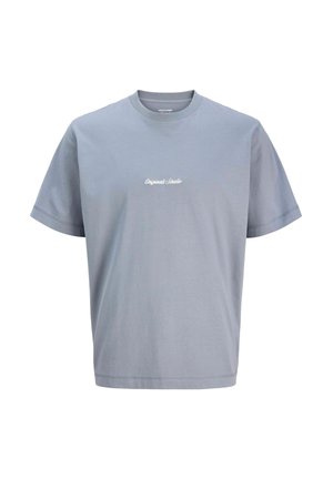 Šviesiai mėlynas medvilninis marškinėliai su laisvu kirpimu, apvaliu kaklu, trumpomis rankovėmis ir balta siuvinėjimo užrašu "Original Studio" priekyje.