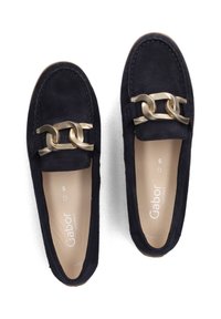 Navy blauwe suede instappers met een gouden kettingaccent aan de voorkant, ronde neus en rubberen zool. Van binnen voorzien van 'Gabor comfort' branding.