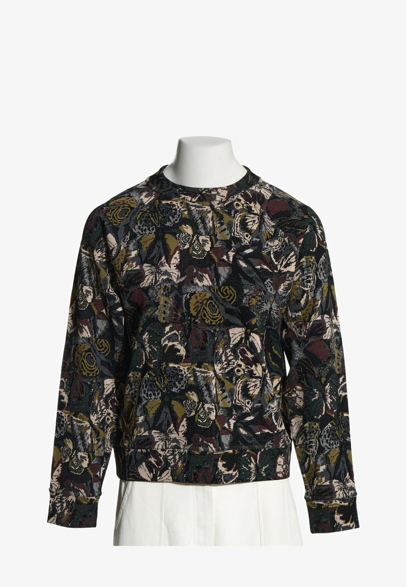 Sweat-shirt sombre à manches longues avec un imprimé abstrait floral et papillons dans des tons verts, beige et bordeaux sur fond blanc.