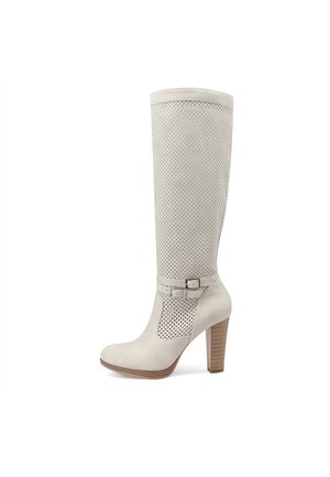 Stivale beige a metà polpaccio con tacco, tomaia traforata, due fibbie laterali decorative e tacco a blocco impilato in legno.