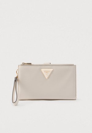 Portefeuille synthétique beige avec un logo triangulaire doré, fermeture éclair et bracelet de poignet. Texture lisse avec un léger éclat, forme rectangulaire.