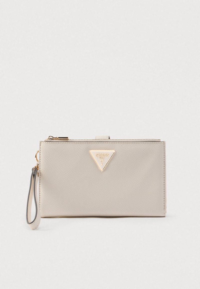 Beżowy syntetyczny portfel ze złotym trójkątnym logo, zamknięciem na zamek oraz paskiem na nadgarstek. Gładka tekstura z lekkim połyskiem, prostokątny kształt.