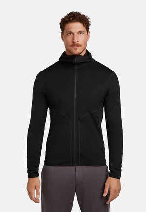 Sweat à capuche noir zippé en tissu léger, avec manches longues, col montant et détails de surpiqûres contrastantes.