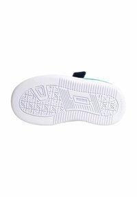 Suela de zapato de goma blanca con un patrón de agarre texturizado. Presenta un talón ligeramente elevado y un borde liso. Sin detalles de marca visibles ni detalles de color.