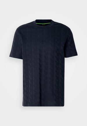 T-shirt azul marinho de manga curta com padrão geométrico texturizado, decote redondo e detalhe sutil do logo na frente.