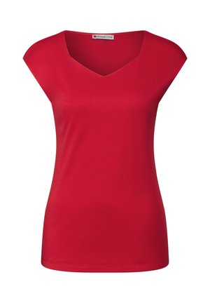 T-shirt rouge avec un col en V, des manches courtes et un tissu lisse et extensible. Présente une forme ajustée avec un éclat subtil. Étiquette arrière visible.