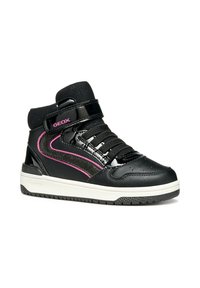 Zapatilla alta negra hecha de materiales sintéticos, con cierre de strap, acentos rosas, superficie texturizada y suela de goma.