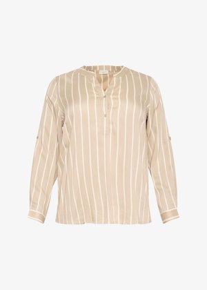 Chemise beige à manches longues avec des rayures blanches verticales, patte de boutonnage et col à bande. Tissu doux avec une coupe décontractée et détail de manches retroussées.