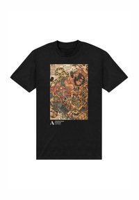 Camiseta negra con una colorida obra de arte tradicional japonesa que representa a un guerrero luchando contra un tigre, con el logo del Museo Ashmolean de Oxford debajo.