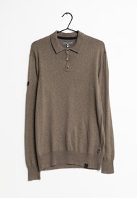 Bruine poloshirt met lange mouwen, gemaakt van zacht materiaal, met een drie-knopenknopsluiting, geribbelde manchetten en een klein etiket op de Zoom.