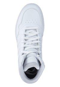 Vita höga sneakers gjorda av slät syntetläder, med snörning framtill, perforeringar på tån och texturerade accenter.