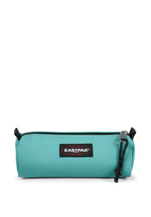 Estuche turquesa hecho de un tejido duradero, con una cremallera negra, una superficie texturizada y un destacado logo de Eastpak en el lateral.