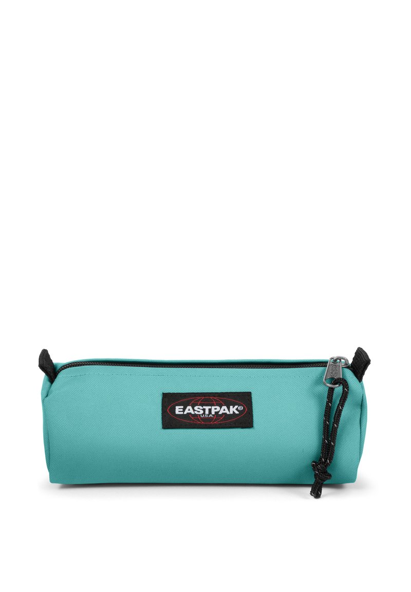 Turkusowy piórnik wykonany z trwałego materiału, z czarnym suwakem, teksturowaną powierzchnią oraz wyraźnym logo Eastpak z boku.