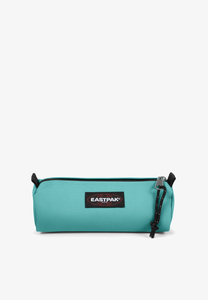 Astuccio turchese realizzato in tessuto resistente, con zip nera, superficie texturizzata e un logo Eastpak ben visibile sul lato.