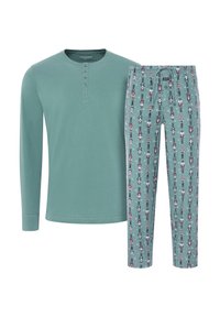 Una camiseta de manga larga color verde azulado con una tapeta de botones, combinada con pantalones estampados que presentan diseños de soldaditos de juguete en varios colores sobre un fondo verde azulado.