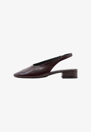 Bordeaux lederen slingback hak met een spitse neus en een lage blokhak. Glad textuur, minimalistisch ontwerp en open achterkant voor gemakkelijk aan- en uittrekken.