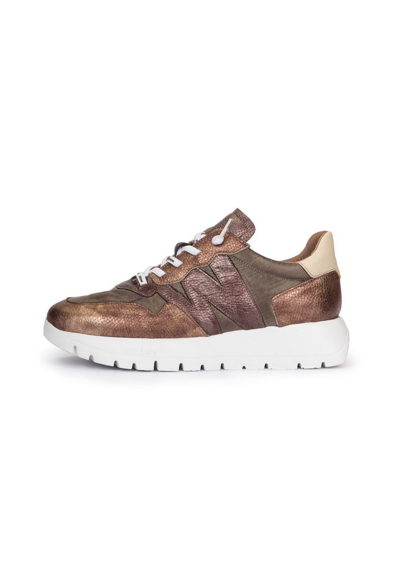Brązowe skórzane sneakersy z teksturowanym wykończeniem, białą podeszwą i beżowymi akcentami. Posiadają tradycyjne sznurowanie oraz emblem znakowy po stronie.