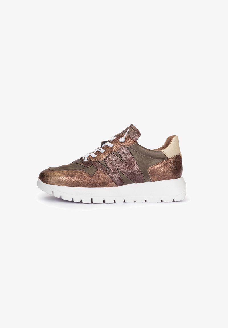 Brązowe skórzane sneakersy z teksturowanym wykończeniem, białą podeszwą i beżowymi akcentami. Posiadają tradycyjne sznurowanie oraz emblem znakowy po stronie.