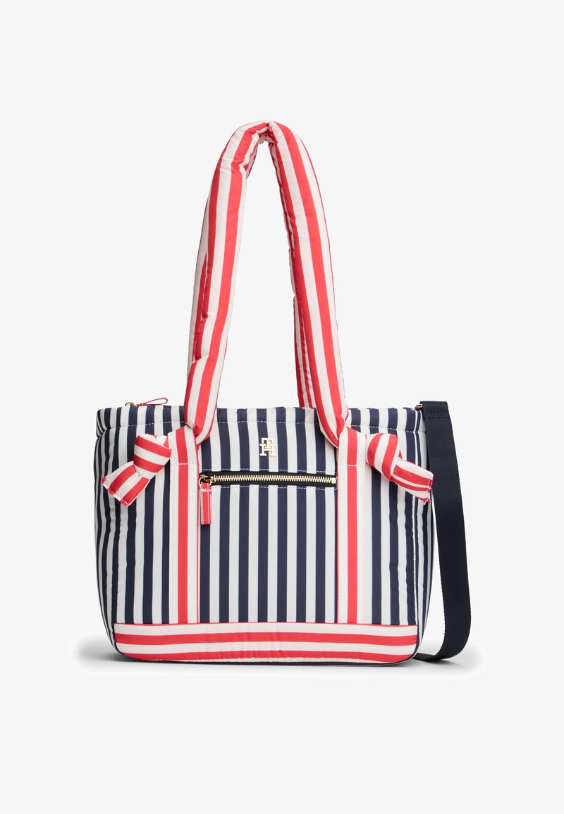 Ριγέ τσάντα tote με κάθετες και οριζόντιες ρίγες σε ναυτικό μπλε, λευκό και κόκκινο, επενδυμένες λαβές, μπροστινή τσέπη με φερμουάρ και αποσπώμενο ιμάντα ώμου.
