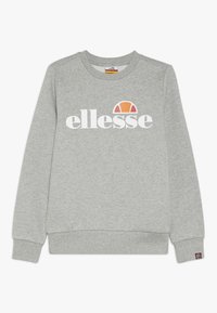 Grijze sweatshirt van zachte stof met een wit "ellesse"-logo en een oranje halvemaanvormige accent boven de tekst. Geribbelde manchetten en zoom.