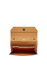 Portefeuille en cuir tan avec un extérieur texturé. Dispose d'une fermeture à pression, de multiples emplacements pour cartes et d'une poche zippée avec un intérieur rouge.