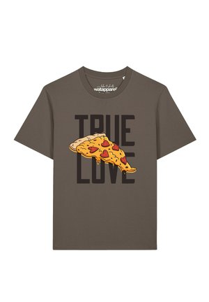 T-shirt marron avec un graphique d'une tranche de pizza avec des pepperonis en forme de cœur au-dessus d'un grand texte indiquant "TRUE LOVE" à l'avant.